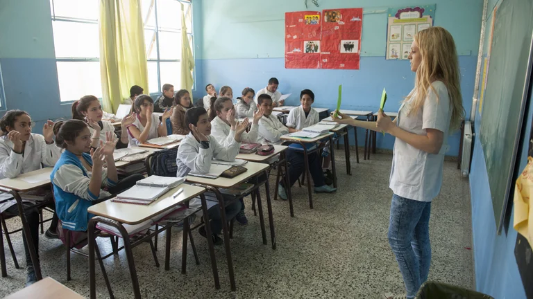 Alumnos resilientes: solo el 14% de los chicos pobres logra buenos resultados y lo asocian a “factores protectores”