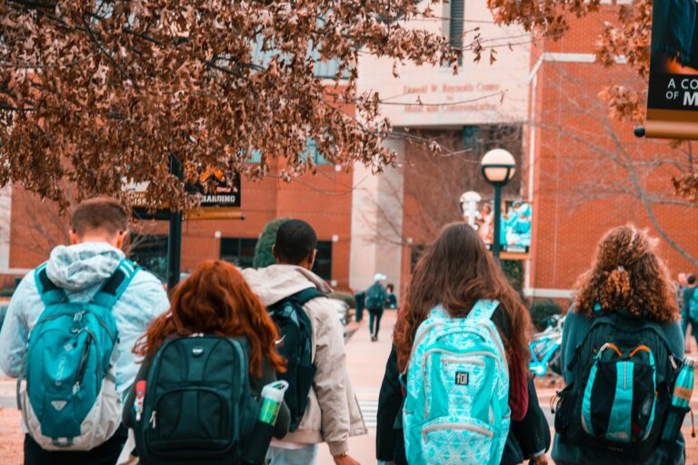 El 40% de los estudiantes que llegan al último año de secundaria en Argentina se encuentran bajo la línea de pobreza